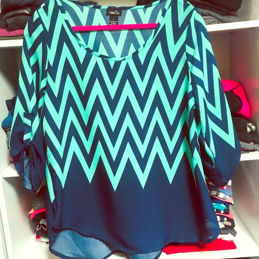 Rue 21 Flowy Blue & Green Chevron Shirt Large